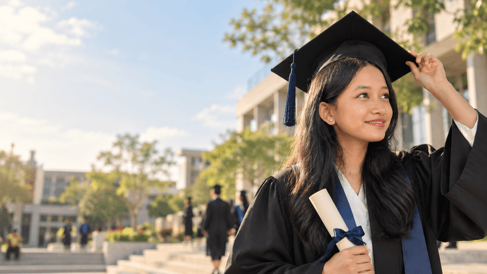 Wisudawati tersenyum bangga meraih kelulusan universitas